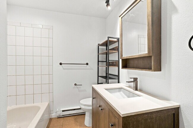 Building Photo - $2,340.95, 2 Bed 2 Bath Condo in Boulder with In Unit Laundry!