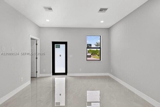 Building Photo - 631 Summit Ave S
