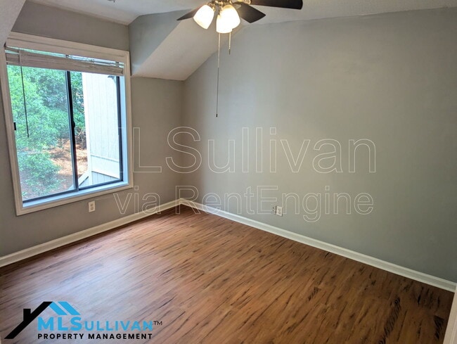 Building Photo - 4101-4105 Oaks Dr