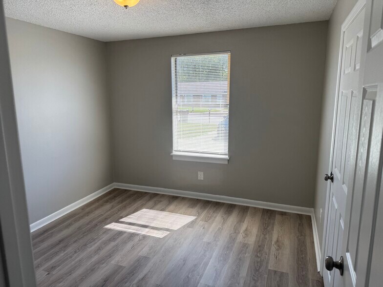 Building Photo - 3713 Village Trl
