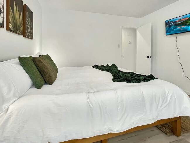 Building Photo - 216 Pinecrest Pl