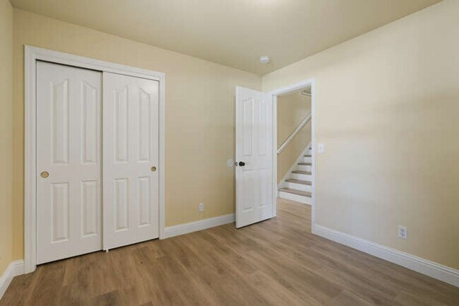 Building Photo - Spacious 5-Bedroom Home with Pool in NE Fr...