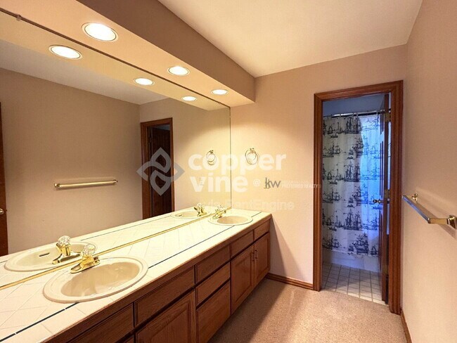 Building Photo - 1197 Clubhouse Dr