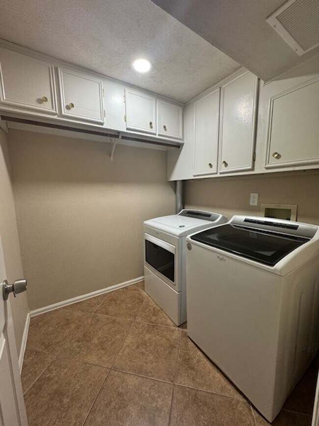 Building Photo - ELEGANT 5BD in WOODLAND HILLS/D20 - Security Deposit Waiver Available