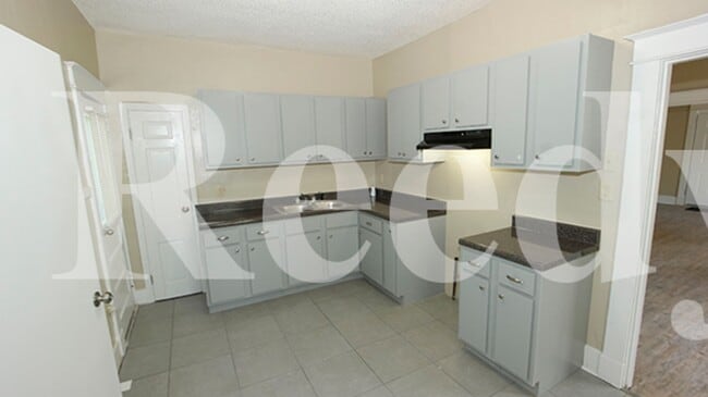 Building Photo - 797 Carson St