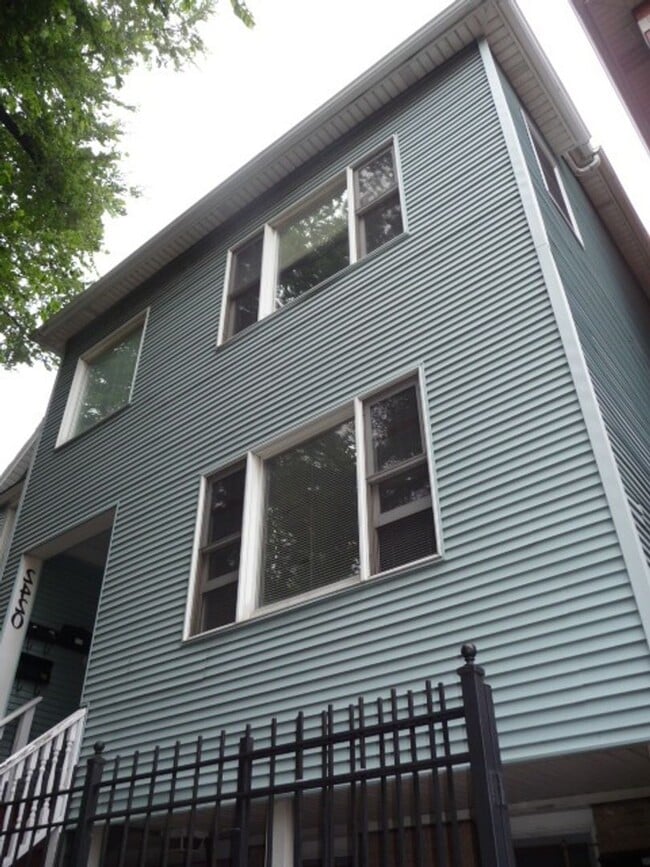 Building Photo - 2420 N Greenview Ave