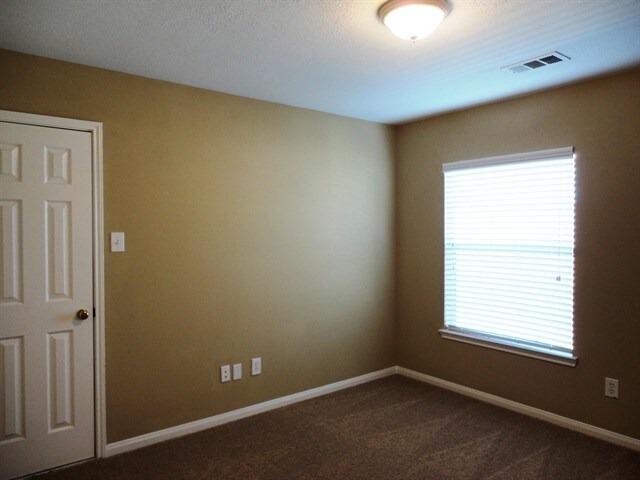Building Photo - 17927 Scenic Oaks Dr