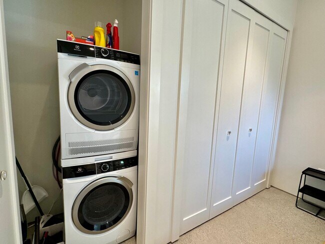 Building Photo - 1910 Raymond Ln