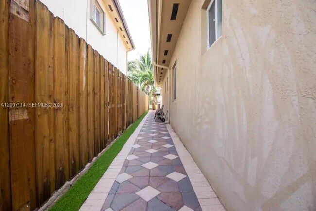 Building Photo - 15566 SW 13th Terrace