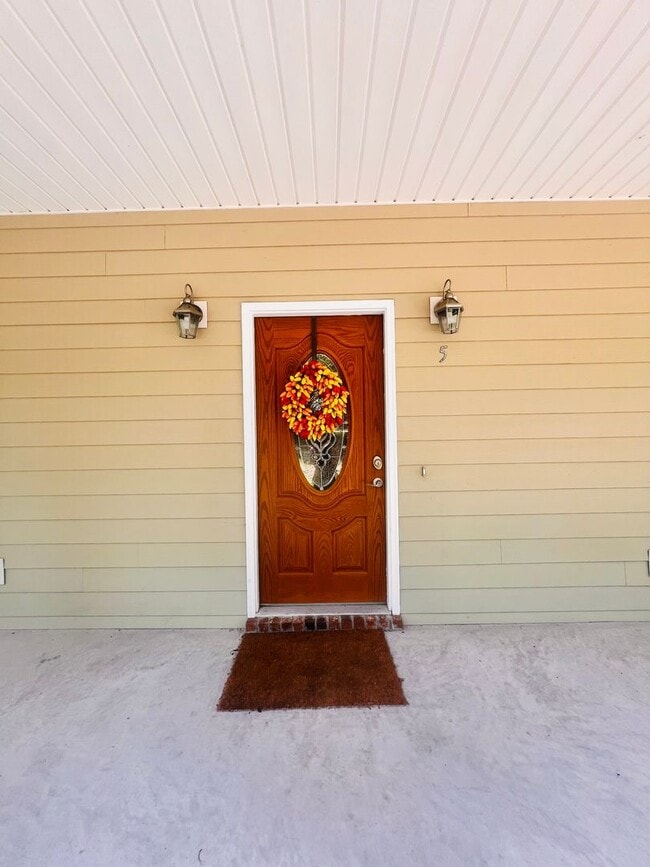 Building Photo - Tucked Away 3 Bedroom Gem on Private Road ...