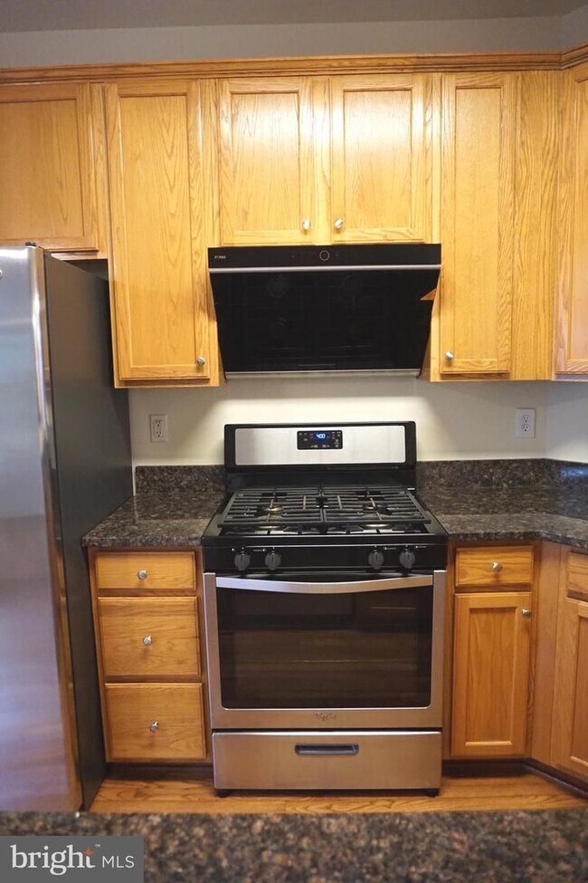 Building Photo - Beautiful Townhouse in Washingtonian Center