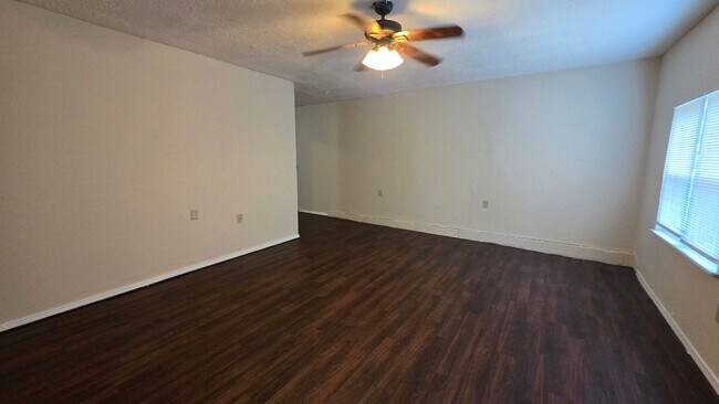 Building Photo - 3 Bed 1 bath home in MWC.
