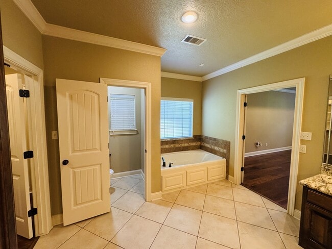 Building Photo - 4155 Pinehurst Dr