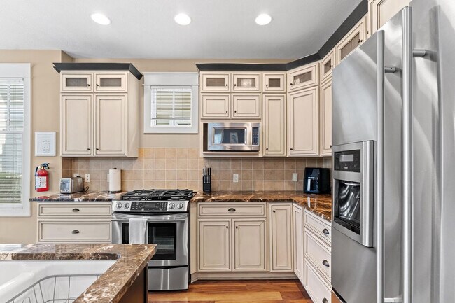 Building Photo - 807 Lake St