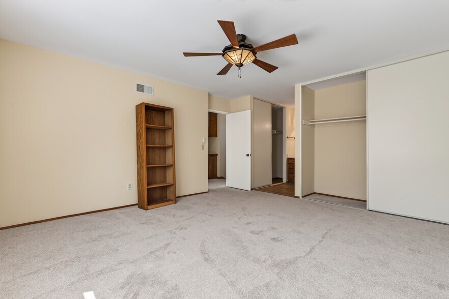 Building Photo - 13962 Barrymore St