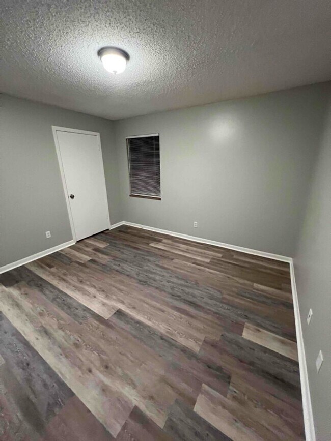 Building Photo - 1 Bedroom 1 Bath located in Charming North...