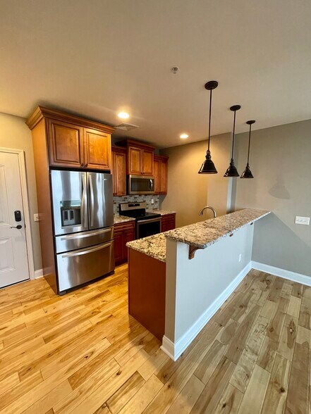 Primary Photo - 11 W Market St