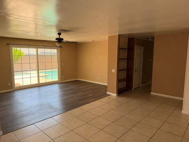 Building Photo - 1335 W Evergreen Ct