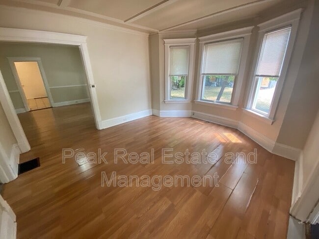 Building Photo - 855 Alexander St SE