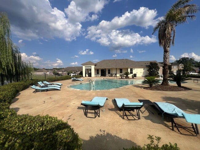 Building Photo - Charming 3 Bed, 2 Bath Home in Prime Locat...