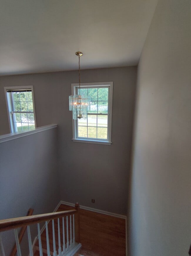 Building Photo - Lovely 4BD / 2 Bath High Ranch