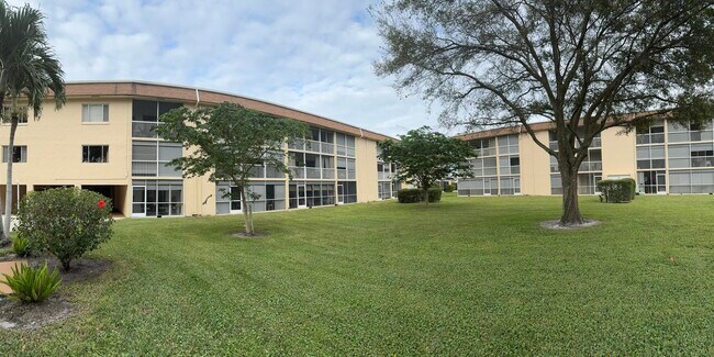 Building Photo - 700 Village Green Ct