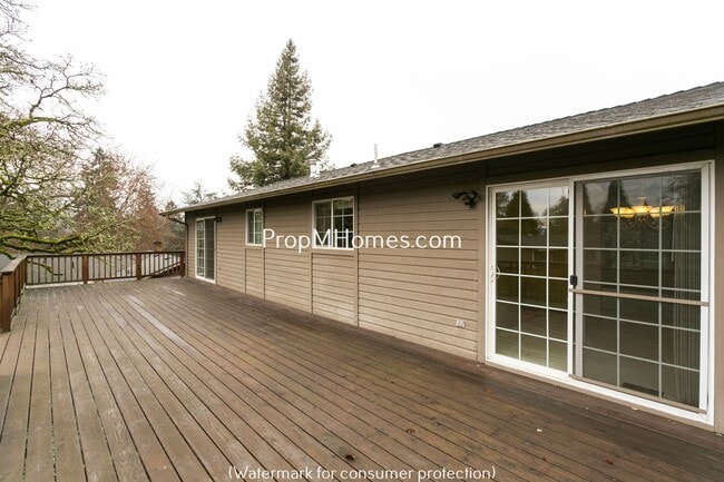 Building Photo - Spacious Four Bedroom Split-Level Home In Milwaukie!