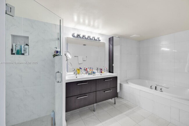 Building Photo - 1900 Sunset Harbour Dr