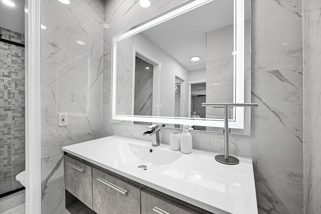 Building Photo - 6279 Bay Club Dr