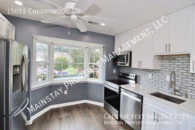 Building Photo - Updated End Unit Townhome W/ Fenced in Yard!