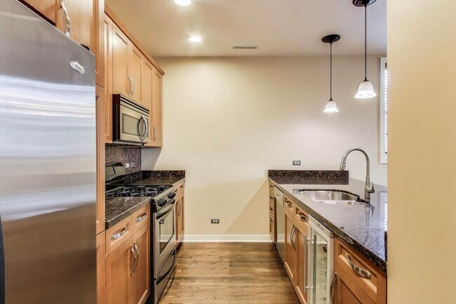 Building Photo - 421 S Ridgeland Ave