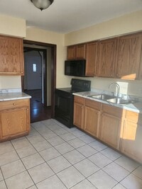 Building Photo - 3 Bedroom 2 Bath House with Attached Garage