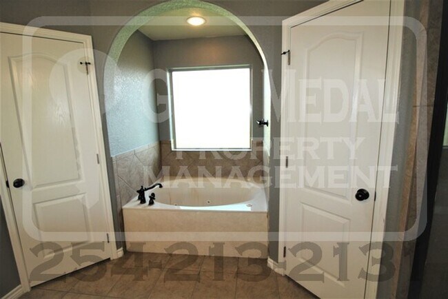Building Photo - 401 Hedy Dr