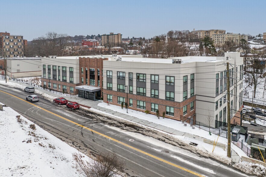 Building Photo - 645 Main St