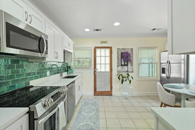 Building Photo - Charming Ardsley Park Bungalow Fully Furni...