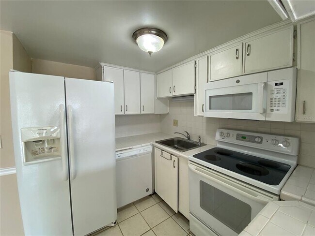 Building Photo - 8602 Huron Ct