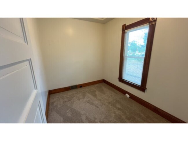 Building Photo - This downtown charmer is located near new ...