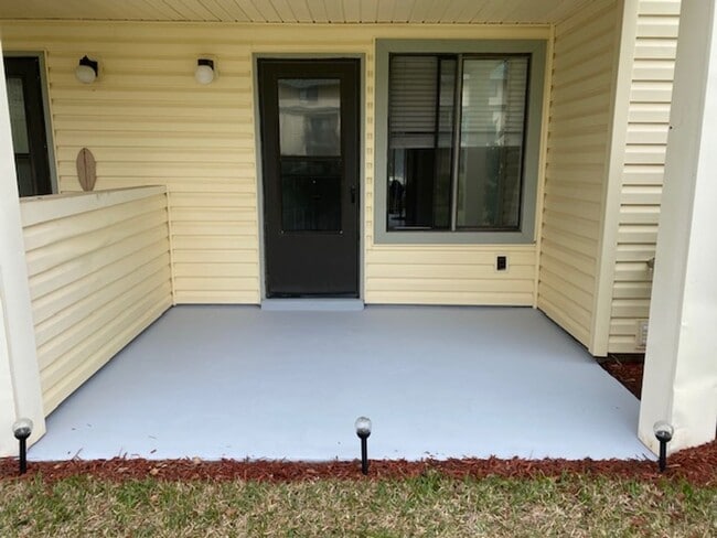 Building Photo - **Move In Special-50% Off First Months Rent**