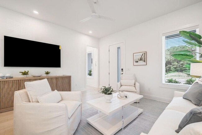 Building Photo - 31 Sarah St