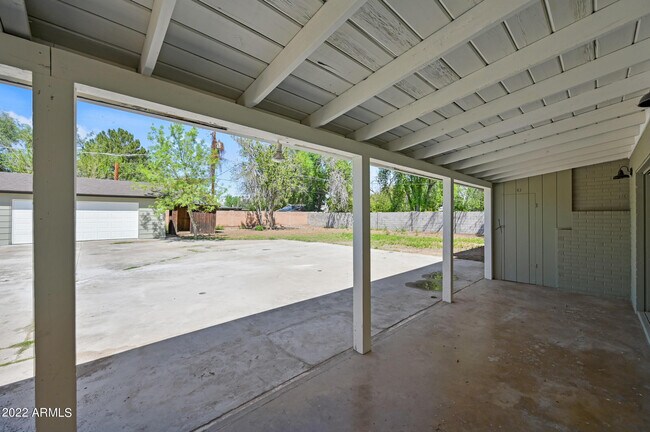 Building Photo - 1226 W Rancho Dr