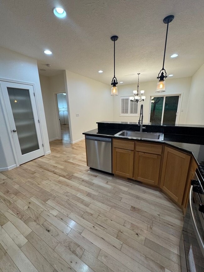 Building Photo - 3 Bedroom 2 Bath at Astoria