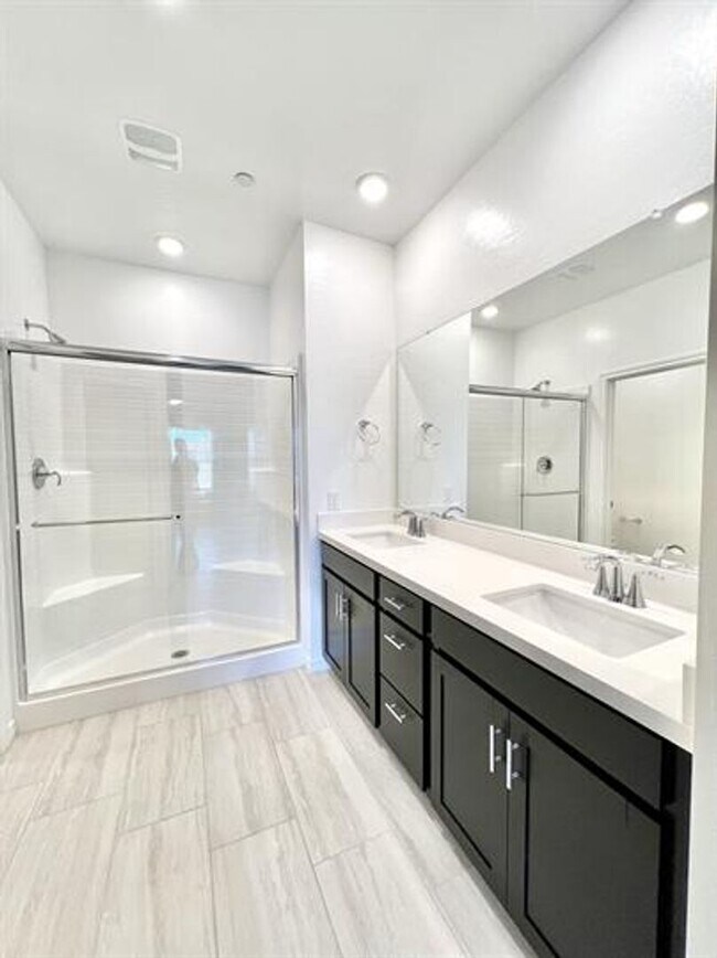 Building Photo - 3 Bedroom 2.5 Bathroom Townhome - Pet Friendly.