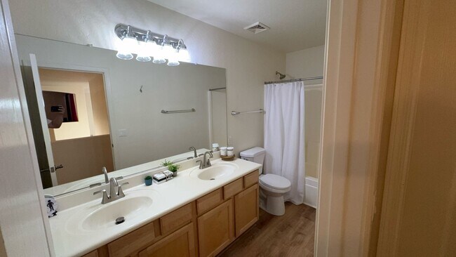 Building Photo - Horse Property in QC