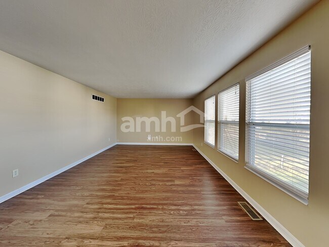 Building Photo - 10204 Meadow Glen Dr