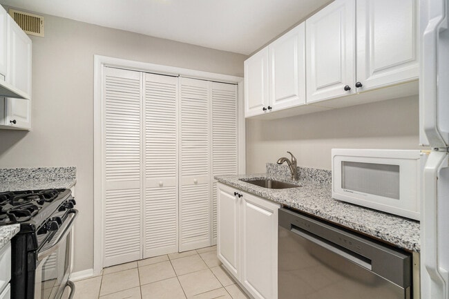 Building Photo - 1115 Summit N Dr