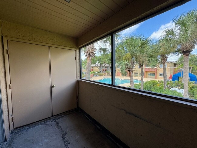 Building Photo - Large 1 bedroom Condo on Second Floor Over...