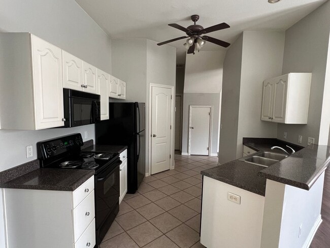 Building Photo - Three Bed / Three Bath with Fenced Yard an...