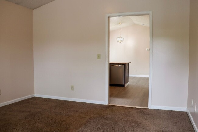 Building Photo - Charming 4 bedroom, 2 bathroom home in Greensboro w lake front views