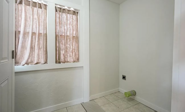 Building Photo - 521 W Acres St