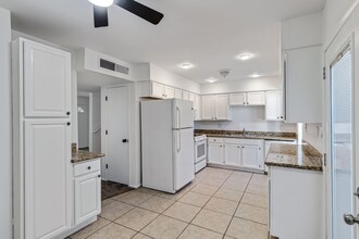Building Photo - Remodeled 3/2 off Indian School & 43rd Ave